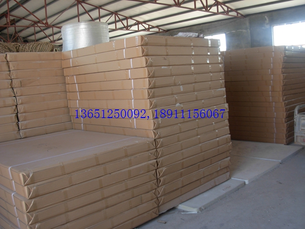 老國標(biāo)室外乒乓球臺對面