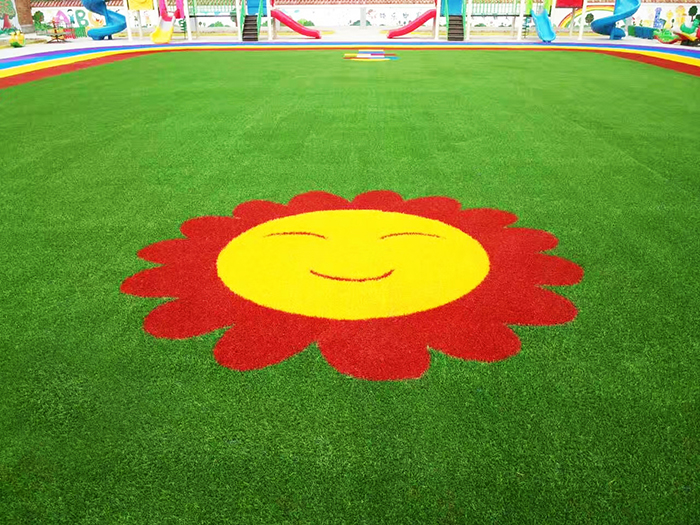幼兒足球場人工草坪運動系統(tǒng)-草絲選用C型單絲，柔軟舒適，挺直度佳,安全環(huán)保的PU背膠(圖文)