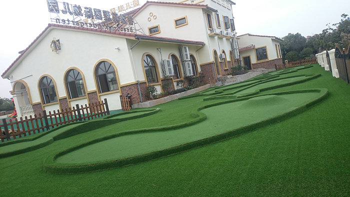 幼兒足球場人工草坪運動系統(tǒng)-草絲選用C型單絲，柔軟舒適，挺直度佳,安全環(huán)保的PU背膠(圖文)