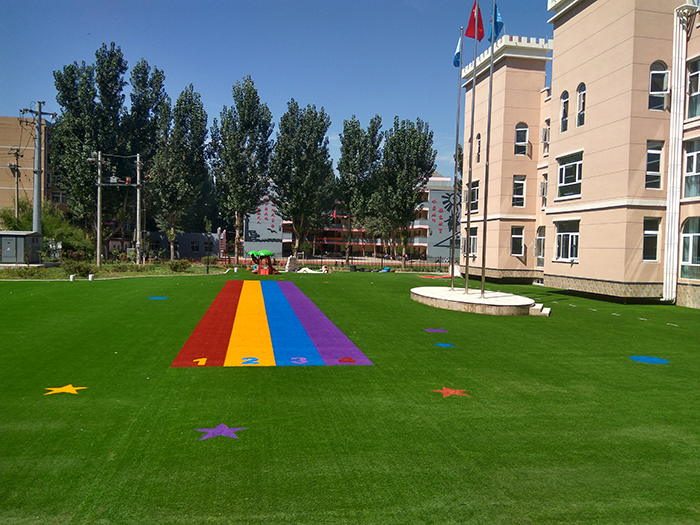 幼兒足球場人工草坪運動系統(tǒng)-草絲選用C型單絲，柔軟舒適，挺直度佳,安全環(huán)保的PU背膠(圖文)