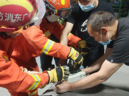 驚險！男子手指被機器“咬”住，中山三角鎮(zhèn)消防火速救援
