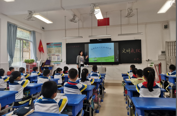 火炬三小開展文明禮儀教育活動