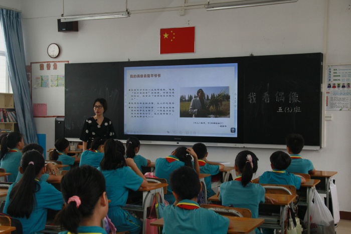 弘揚(yáng)正能量，樹立時(shí)代真偶像