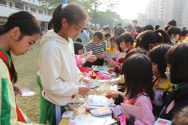 快樂(lè)奉獻(xiàn)，愛(ài)心無(wú)限