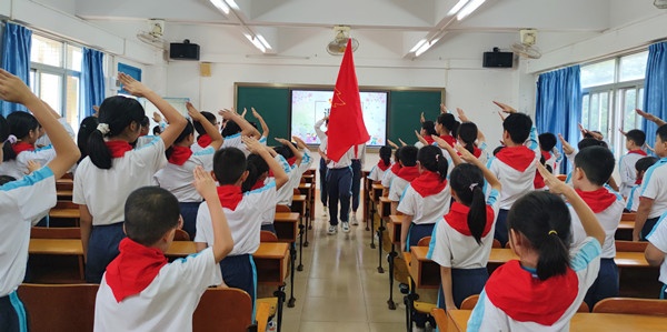 石特小學(xué)“請(qǐng)黨放心 強(qiáng)國有我”少先隊(duì)入隊(duì)儀式