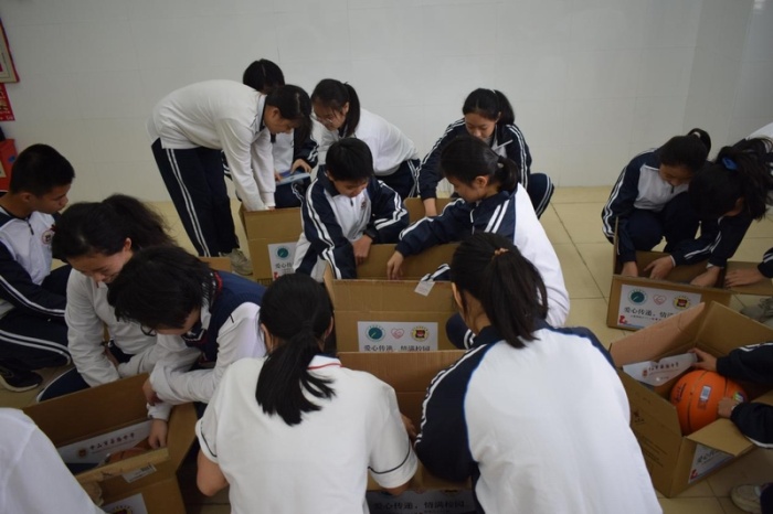 愛(ài)心傳遞 情滿校園——市僑中初中部開(kāi)展向汕頭市潮陽(yáng)區(qū)上底初級(jí)中學(xué)捐贈(zèng)活動(dòng)