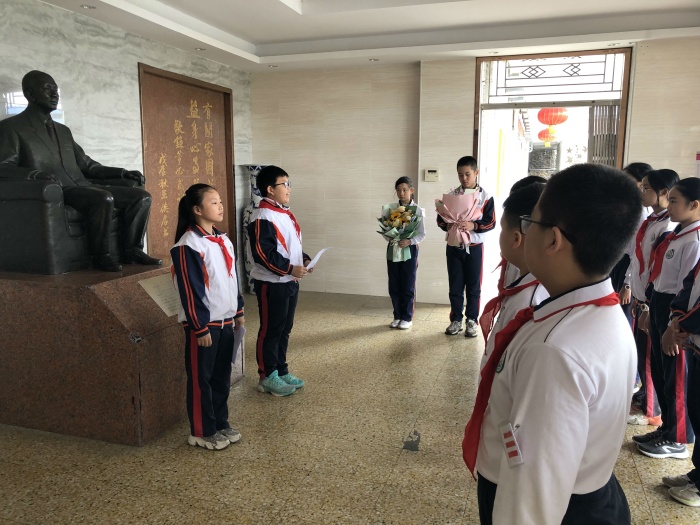 厚興鄭偉權學校值校慶之際向捐資建造學校僑鄉(xiāng)鄭偉權先生銅像獻花