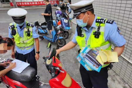 提高頭盔佩戴率！小欖交警推出多項措施