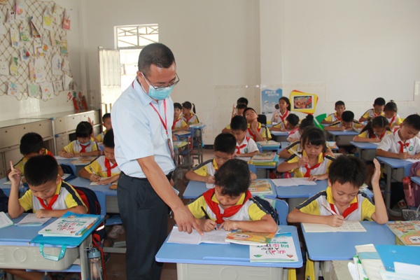 胡小明督學到安樂小學指導工作