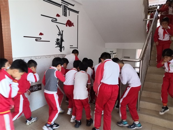 港口鎮(zhèn)大豐小學(xué)開展消防安全教育暨演練活動(dòng)
