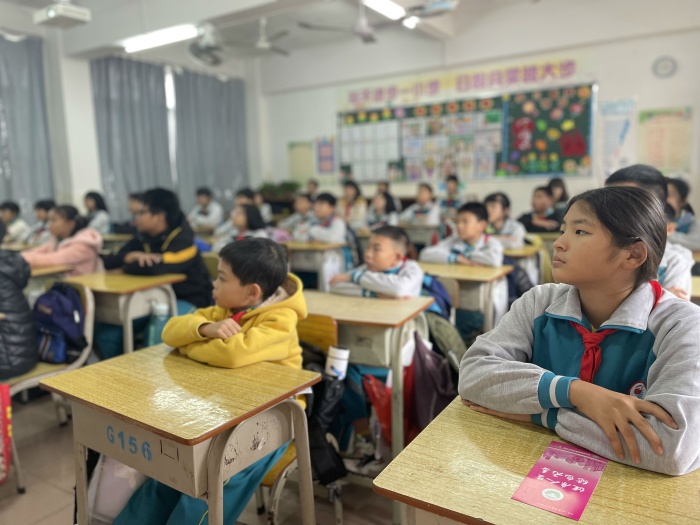 民眾街道禁毒辦到新平小學(xué)開(kāi)展禁毒宣傳工作