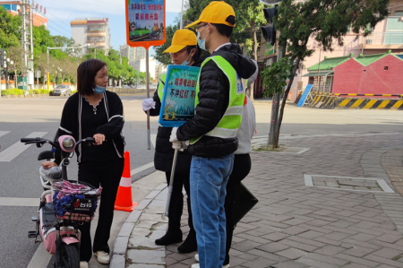 “黃馬甲”成街頭風(fēng)景！南頭鎮(zhèn)60余名志愿者勸導(dǎo)駕乘人員佩戴頭盔