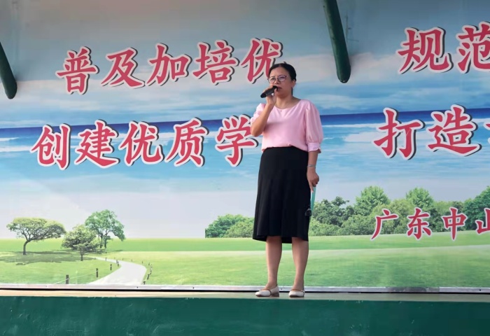 向國(guó)旗敬禮 為祖國(guó)自豪