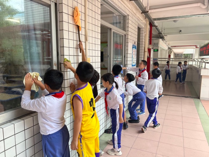 開發(fā)區(qū)第二小學開展全校師生“衛(wèi)生大掃除”活動