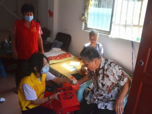 南區(qū)馬嶺社區(qū)開展老年弱勢群體中秋關(guān)愛行動(dòng)