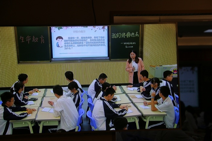 珍愛(ài)生命 健康成長(zhǎng)——市僑中開(kāi)展高二年級(jí)青年班主任“生命教育”主題班會(huì)比賽