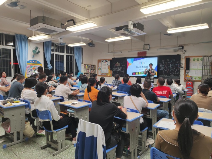 開發(fā)區(qū)第二小學(xué)舉行“家校共話‘雙減’，攜手助力成長”家長會(huì)