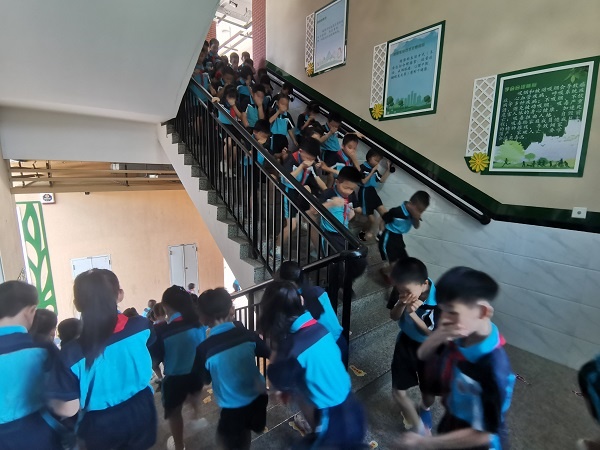 與安全同行 和平安結(jié)伴——馬嶺小學(xué)開(kāi)展消防安全疏散演練