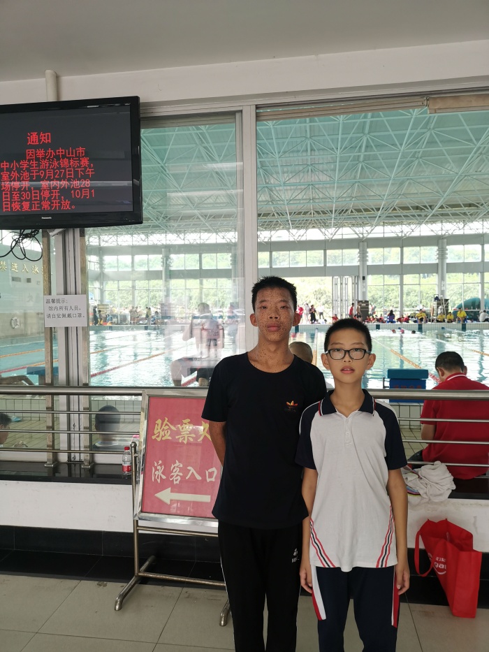 聾健同臺(tái)，泳池之中競(jìng)風(fēng)采