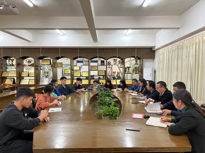 港口中學(xué)組織召開實(shí)習(xí)生總結(jié)歡送會(huì)