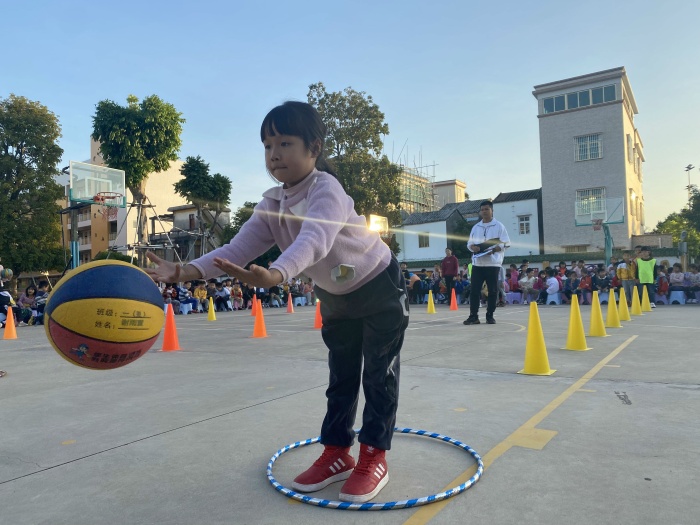 籃天灑汗水，球技展群彩