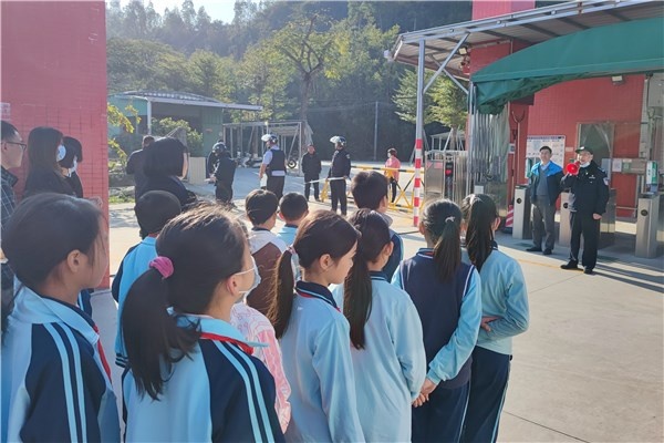 裕洲小學舉行校園反恐安全防范演練