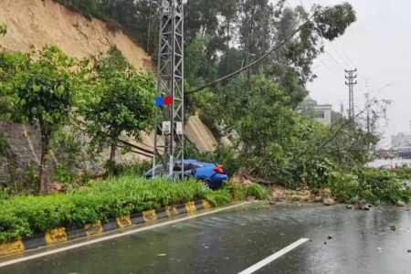 司機(jī)注意繞行！神灣一路段因滑坡而交通中斷