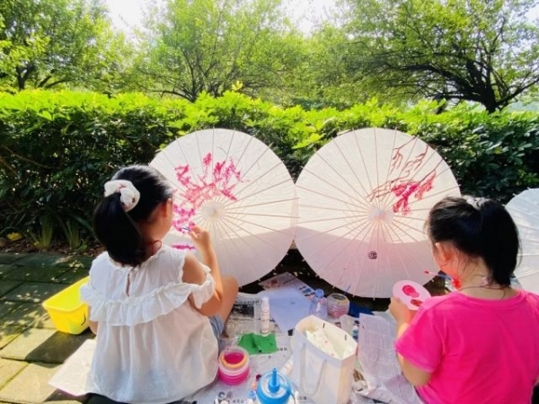 大手牽小手，“繪”出對祖國的祝福