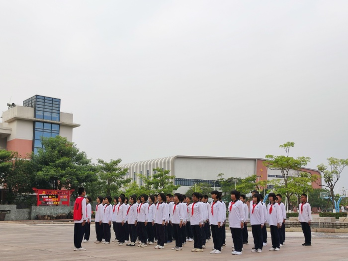 颯爽英姿展風(fēng)采，隊(duì)列隊(duì)形顯聚力