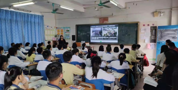 阜沙鎮(zhèn)開(kāi)展地理同課異構(gòu)活動(dòng)