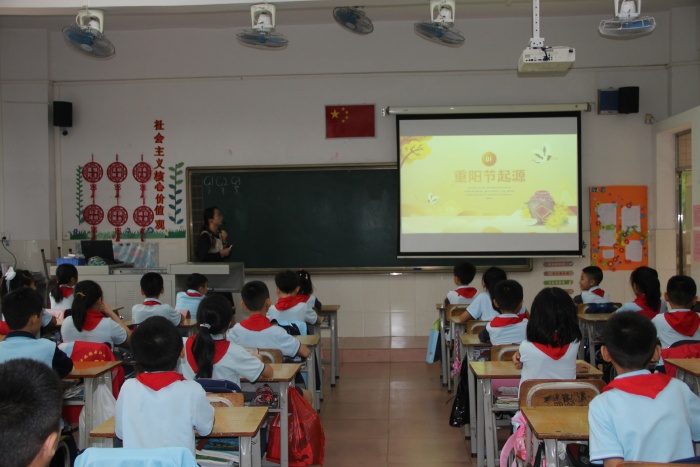 沙溪鎮(zhèn)云漢小學(xué)開展重陽(yáng)節(jié)敬老主題班會(huì)