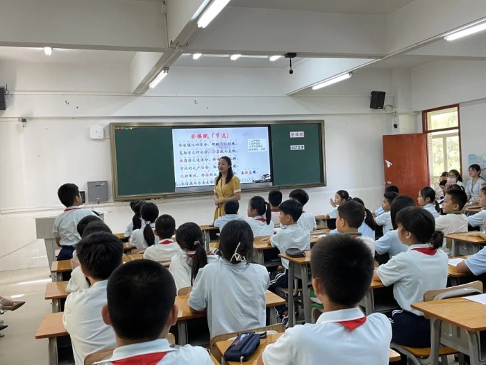 吟誦國學經(jīng)典，傳承中華文化