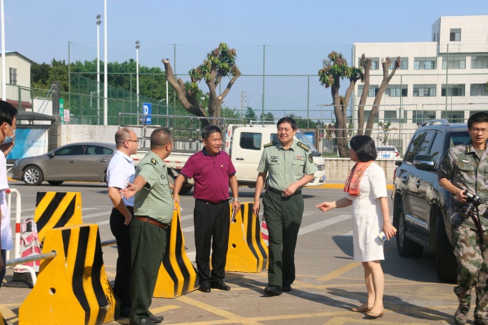 市委常委劉燦瑩等市鎮(zhèn)領導蒞臨橫欄中學開展教師節(jié)慰問活動