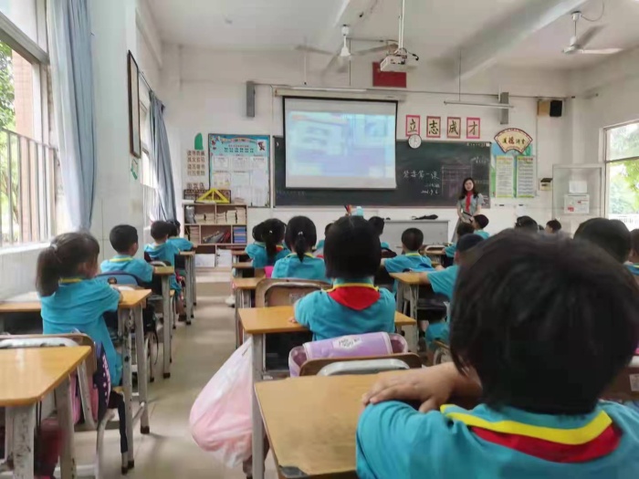 三民學(xué)校組織學(xué)生觀看開(kāi)學(xué)禁毒第一課