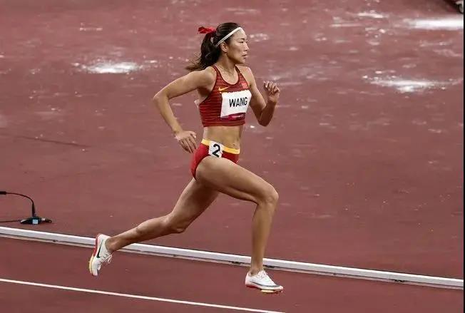 “黑科技”跑道，讓運(yùn)動(dòng)員“飛了起來(lái)”！-奧運(yùn)田徑跑道是如何造出來(lái)的？