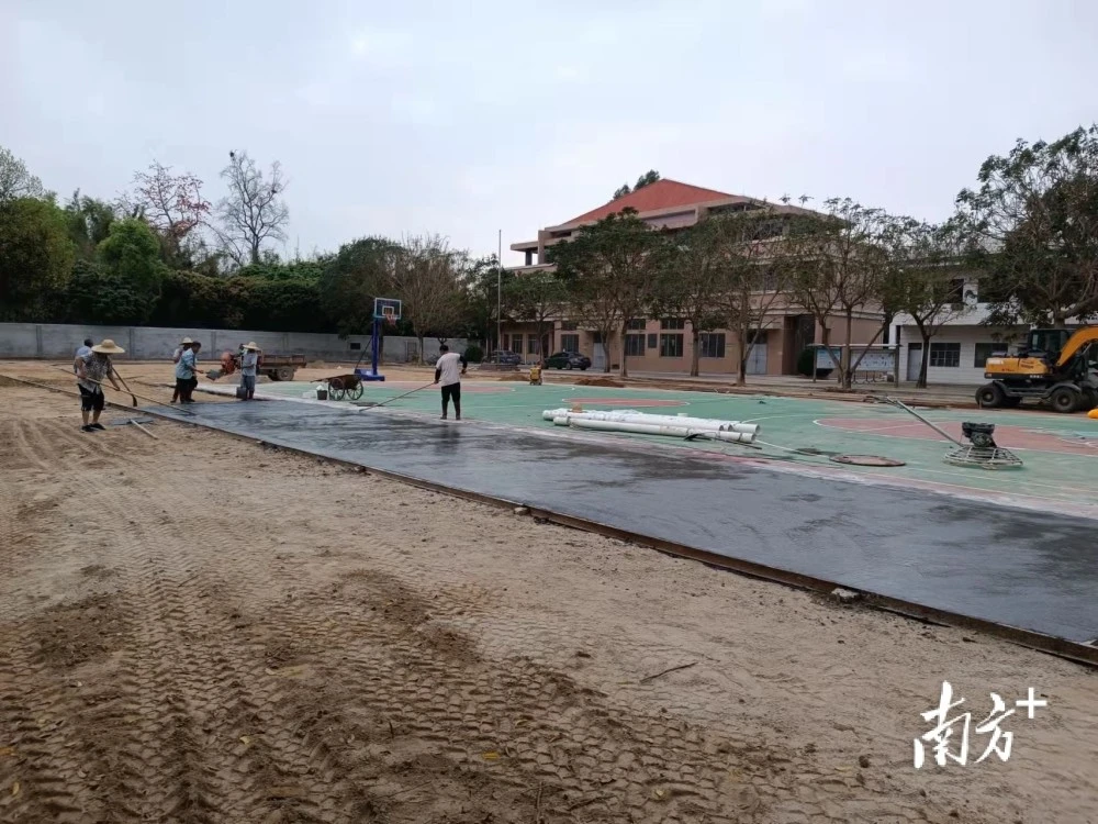 59名學(xué)生喜迎愛心操場(chǎng)，惠城汝湖村尾村興建標(biāo)準(zhǔn)<a href=http://www.rkkor.cn target=_blank class=infotextkey>塑膠跑道</a>