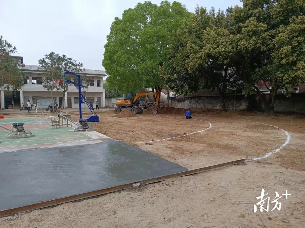59名學(xué)生喜迎愛心操場(chǎng)，惠城汝湖村尾村興建標(biāo)準(zhǔn)<a href=http://www.rkkor.cn target=_blank class=infotextkey>塑膠跑道</a>