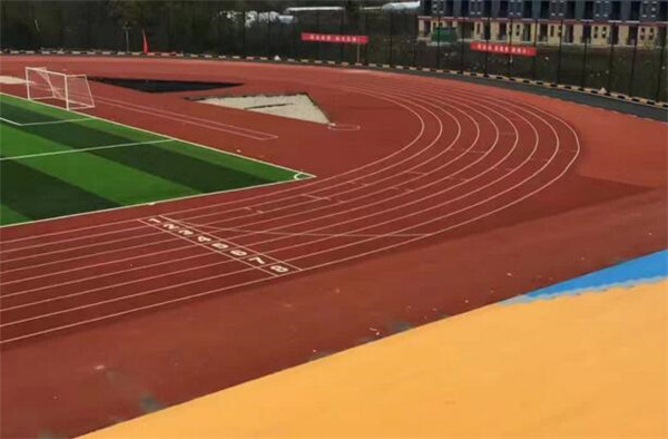 環(huán)保透氣型<a href=http://www.rkkor.cn target=_blank class=infotextkey>塑膠跑道</a>