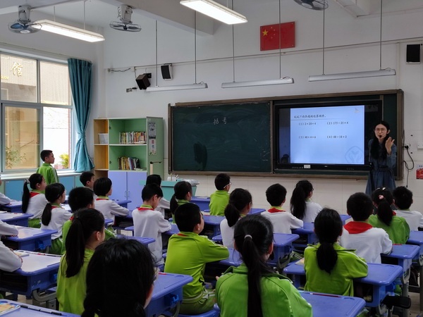 責(zé)任督學(xué)進(jìn)課堂 聽(tīng)課評(píng)課促提升