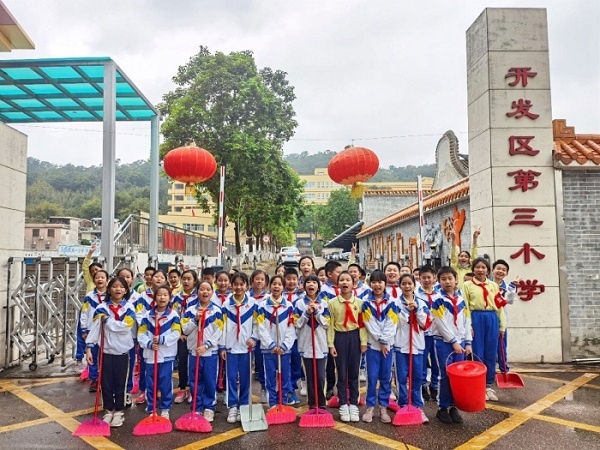 開發(fā)區(qū)第三小學(xué)開展學(xué)雷鋒衛(wèi)生大清掃志愿活動
