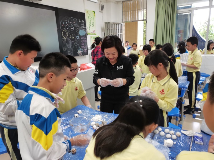 喜慶元宵節(jié)，親子包湯圓