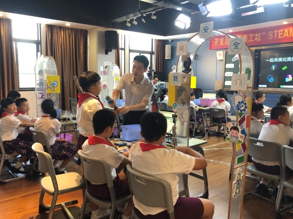 AI課堂助力疫情防護，真實問題驅動課堂學習