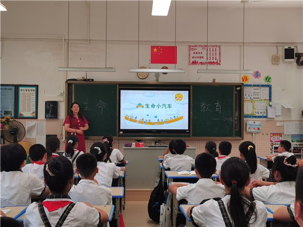 守護(hù)生命陽(yáng)光，積極健康成長(zhǎng)