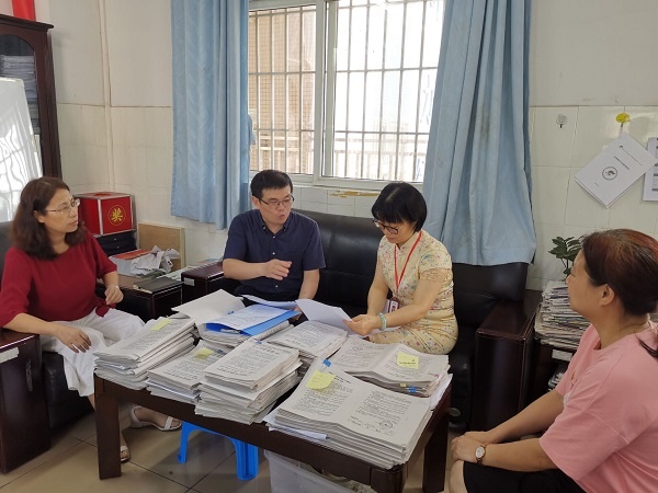 開發(fā)區(qū)教育事務(wù)指導(dǎo)中心對開發(fā)區(qū)中心小學(xué)進(jìn)行 “五項管理”專項督導(dǎo)