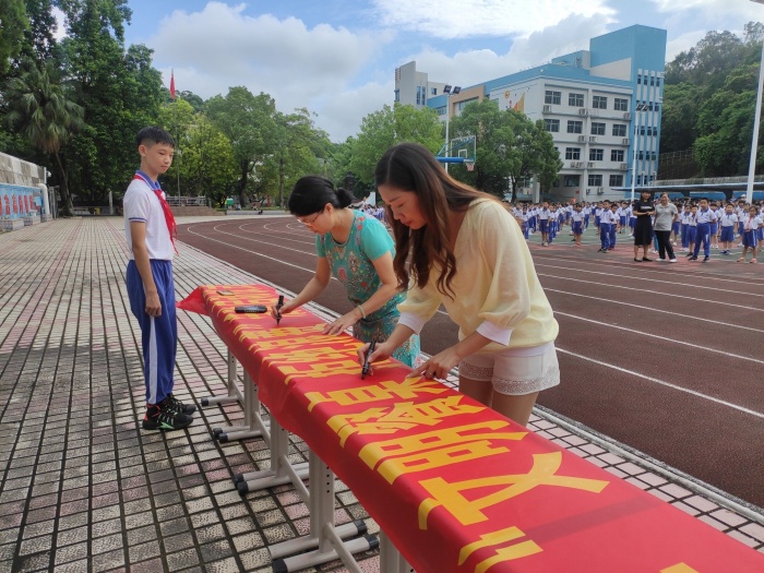 開(kāi)發(fā)區(qū)第二小學(xué)舉行“文明餐桌 拒絕浪費(fèi)”活動(dòng)啟動(dòng)儀式