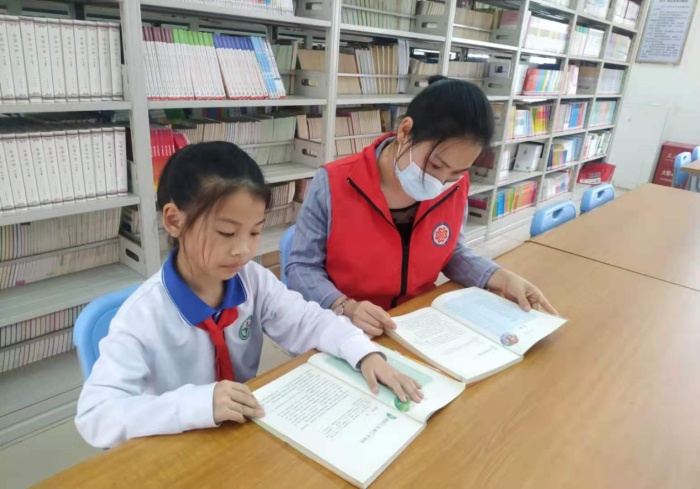 沐浴書香，共同成長，向黨致敬 ——火炬開發(fā)區(qū)第二小學(xué)開展親子閱讀