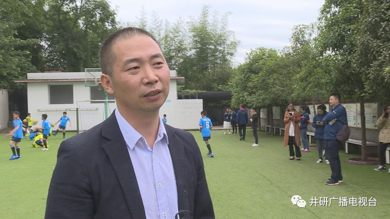 愛心人士到井研捐資助學(xué)、捐建校園足球場