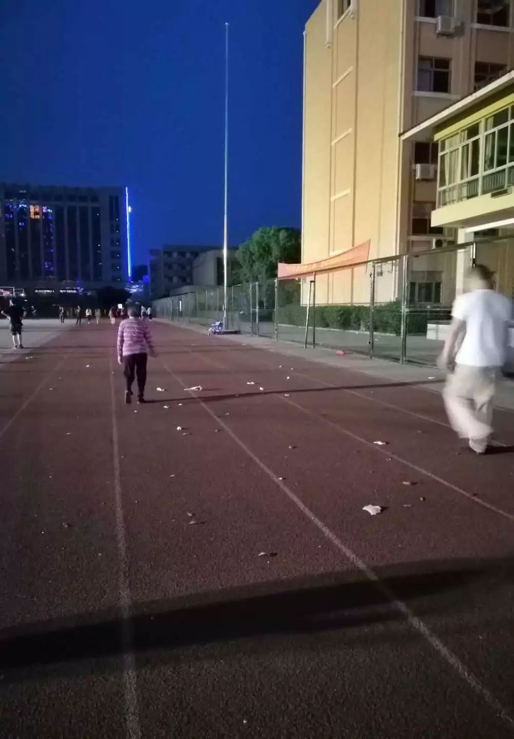 9所符合條件的城區(qū)學(xué)校的體育場地全部向社會開放。