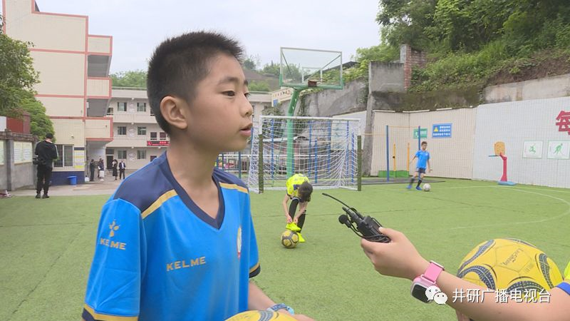 愛心人士到井研捐資助學(xué)、捐建校園足球場