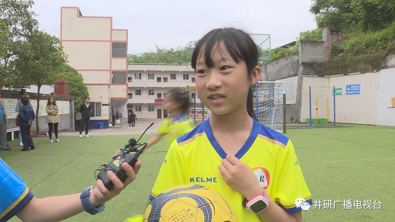 愛心人士到井研捐資助學(xué)、捐建校園足球場